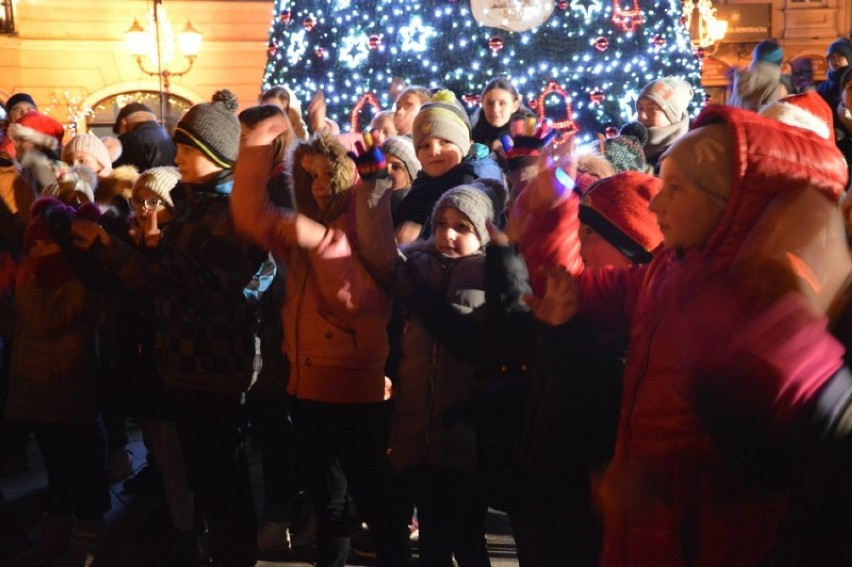 Mikołajki 2018 w Piotrkowie. Rozbłysła choinka w Rynku...