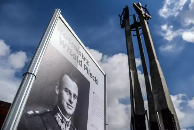 Plac Solidarności w Gdańsku. Plenerowa wystawa poświęcona rotmistrzowi Witoldowi Pileckiemu w 120. rocznicę urodzin
