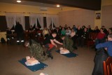 Mieszkańcy Starej Kiszewy uczyli się, jak ratować życie. Zorganizowano tam kurs pierwszej pomocy. Zobaczcie ZDJĘCIA ze szkolenia