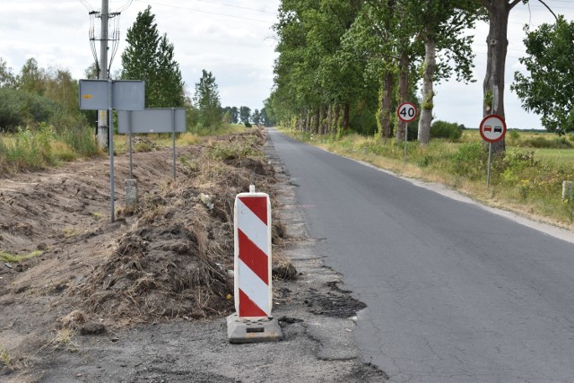 Po drzewach wzdłuż drogi powiatowej pomiędzy Maszewem a Rybakami zostało tylko wspomnienie. Powstaje tam ścieżka rowerowa.