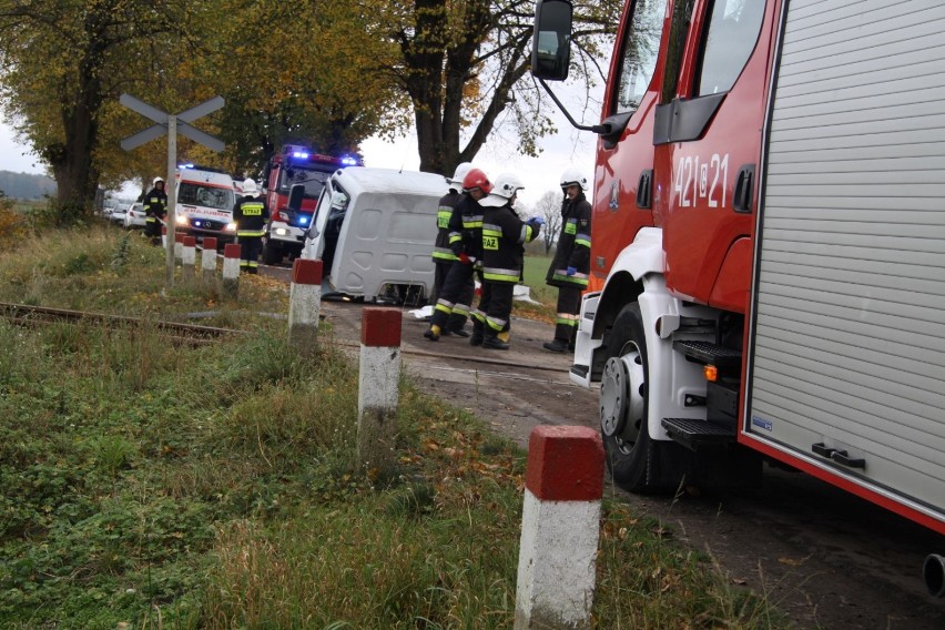 Człuchów. Bez wyroku dla kierowcy śmieciarki, który spowodował wypadek na przejeździe kolejowym