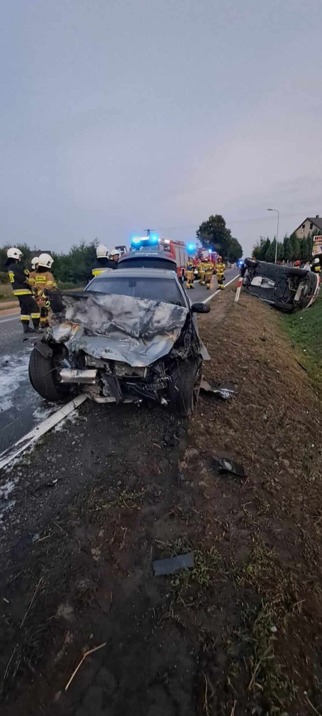 W wyniku wypadku na drodze wojewódzkiej w Gizałkach ucierpiały cztery osoby