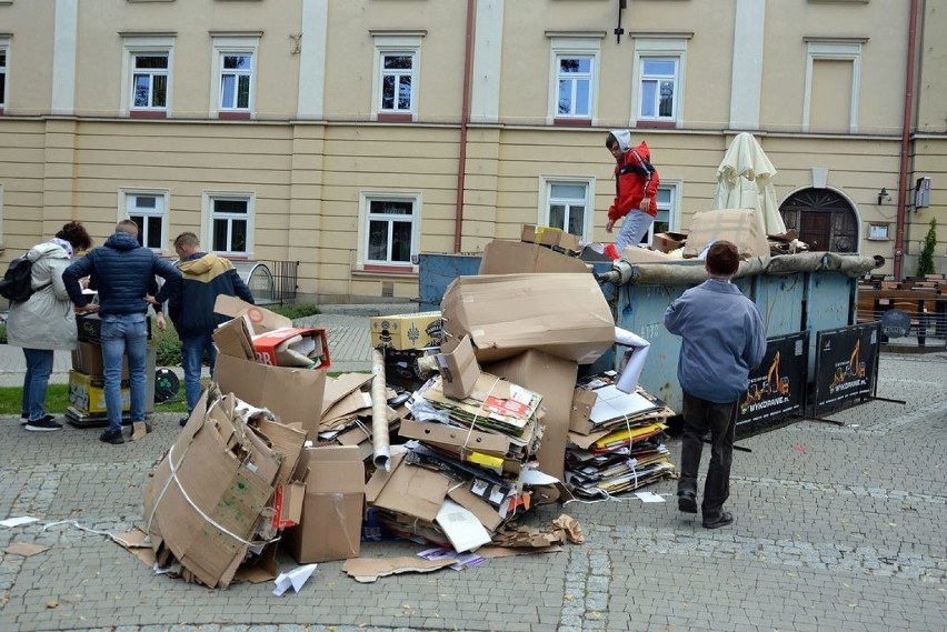 Podczas akcji zebranych zostało 32 752,6 kg śmieci, w tym 8...