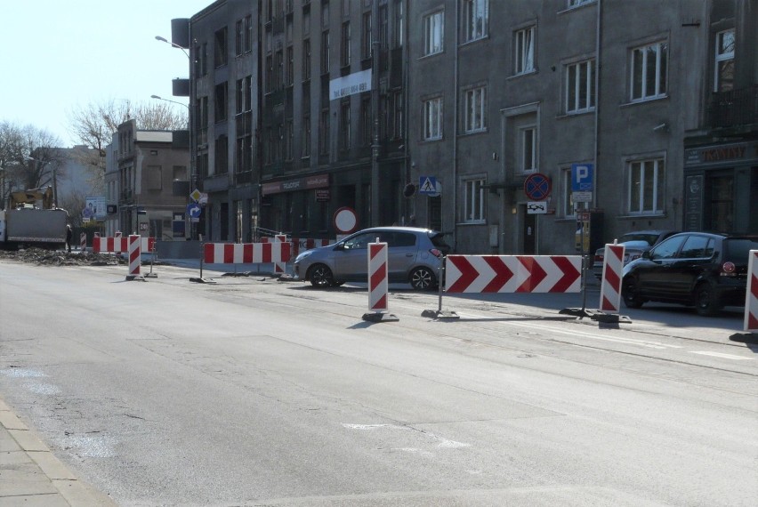 Ulica Warszawska zamknięta, ale kierowcy i tak nią jeżdżą. Wielu zawraca ZDJĘCIA