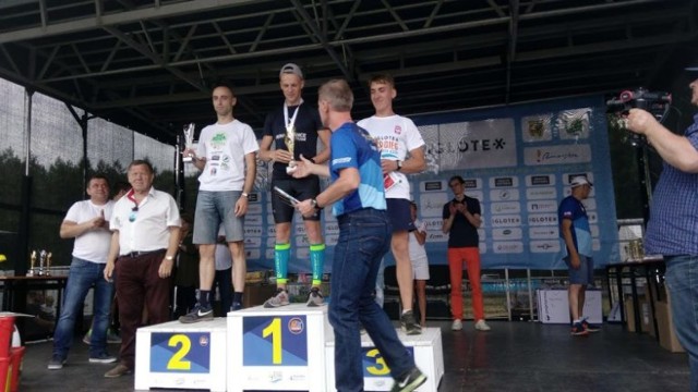Marcin Klonowski na drugim stopniu podium Biegu Czterech Jezior w Skórczu