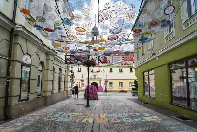 Niesamowita instalacja z koronkowych serwetek pojawiła się nad żarskim deptakiem