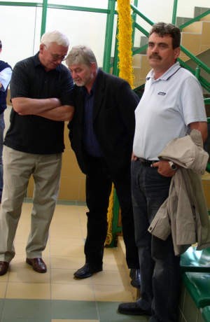 Zdzisław Czoska (z lewej) w rozmowie z Mirosławem Reichelem. Obok Mariusz Borucki, działacz Vetrex Sokoła.