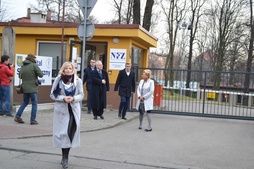 O sytuacji zakażanego pacjenta informował w Chorzowie m.in....