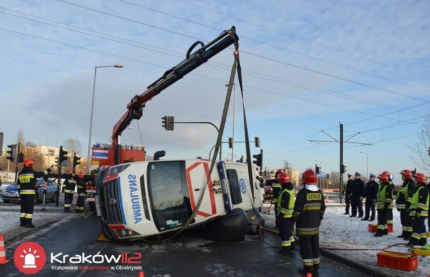 Wypadek karetki w Krakowie. Trzy osoby, trafiły do szpitala
