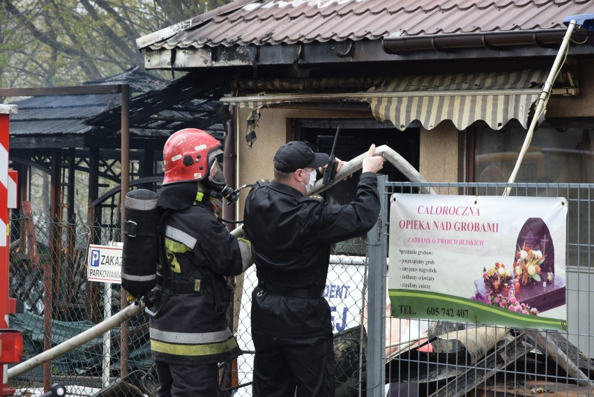 Pożar kwiaciarni i zakładu pogrzebowego w Wieluniu. 9 zastępów straży walczy z ogniem[FOTO, WIDEO]