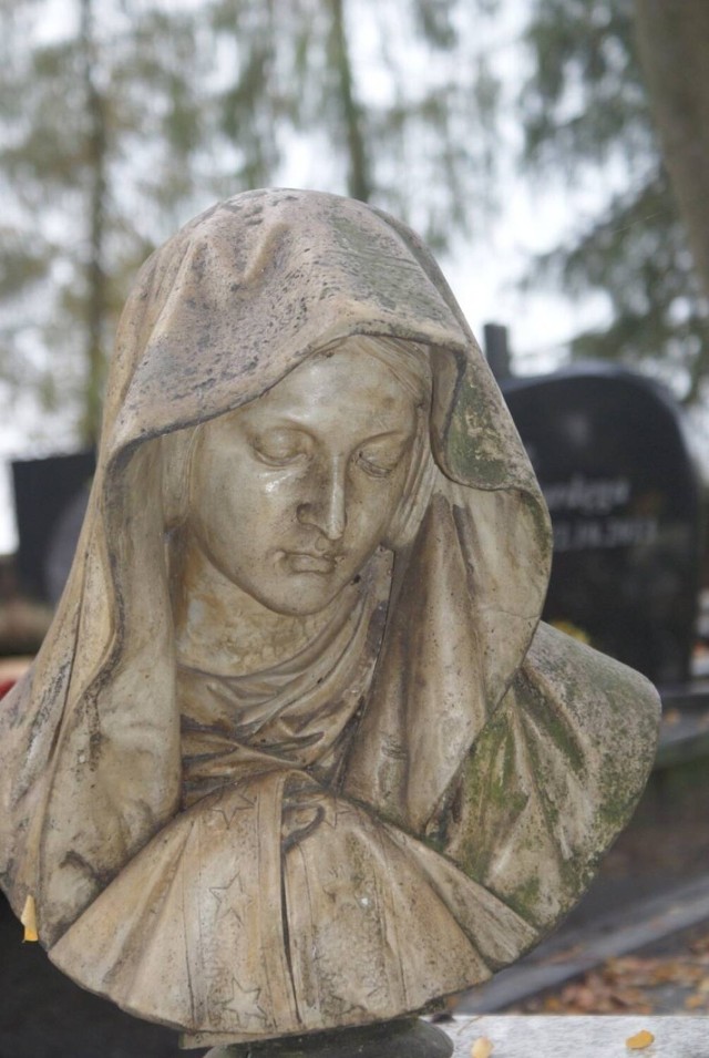Cmentarz przy Sanktuarium Matki Bożej Księżnej Sieradzkiej w Charłupi Małej