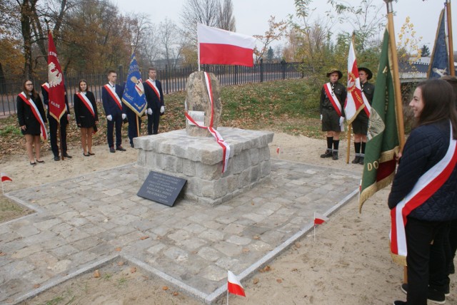 W Kaliszu odsłonięto obelisk upamiętniający wręczenie sztandaru 29. Pułku Piechoty Strzelców Kaniowskich