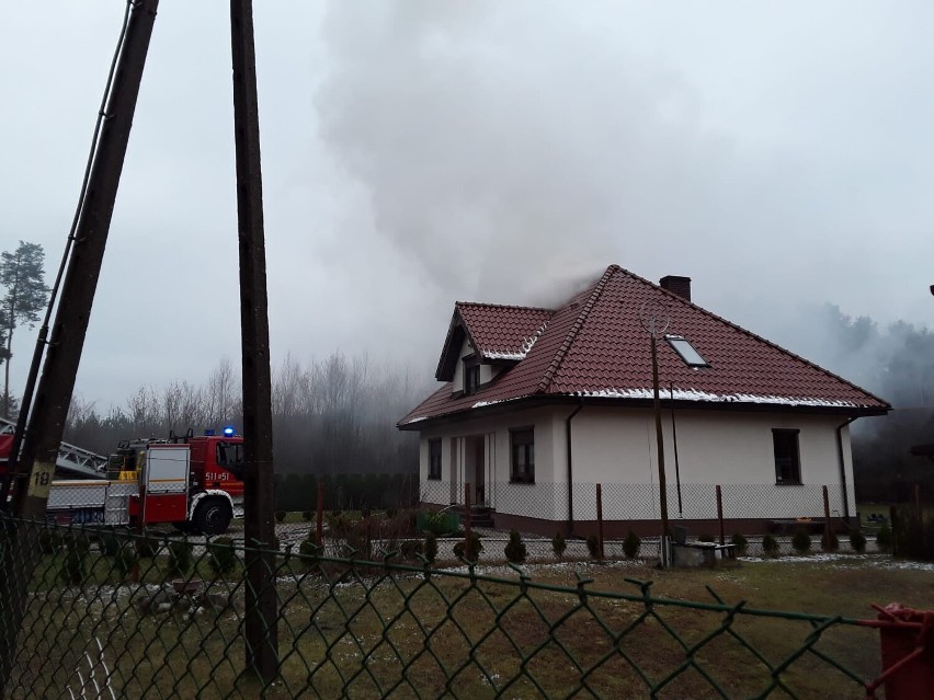 Strażacy z Radomska gasili pożar domu w Bobrach w gm. Radomsko [ZDJĘCIA]