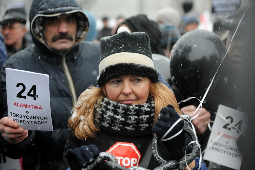 Protest frankowiczów, Warszawa. Czarna procesja oszukanych...