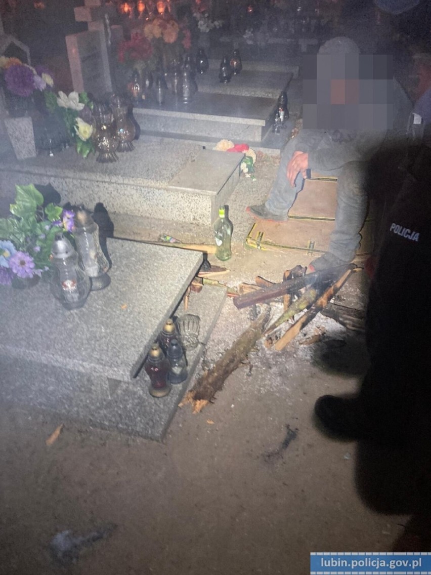 24-latek na cmentarzu w Lubinie rozpalił ognisko, piekł kiełbaski, pił alkohol, po czym... z opuszczonymi spodniami zasnął na nagrobku