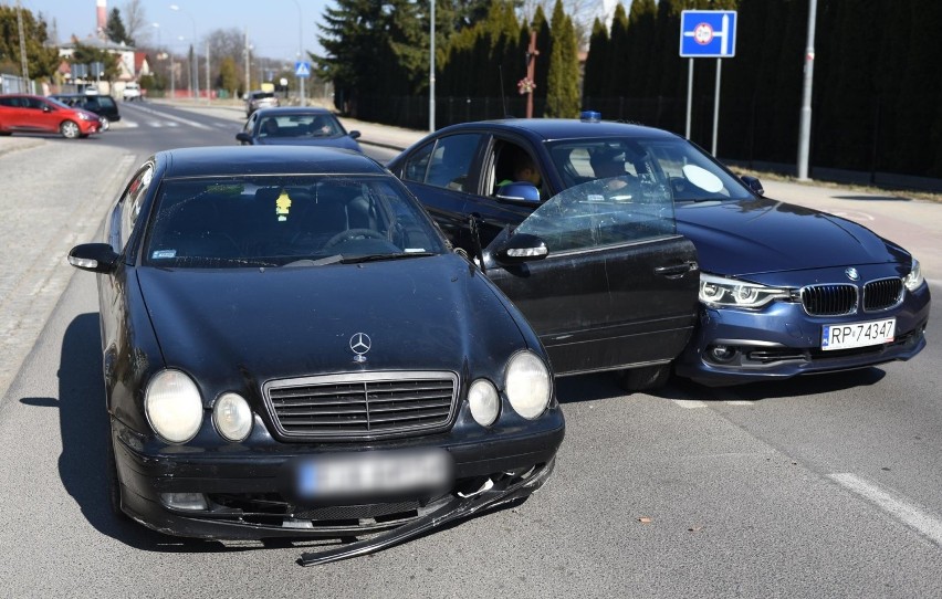 Pościg w Przemyślu i uszkodzony radiowóz na środku drogi. Kierowca mercedesa nie zatrzymał się do kontroli [ZDJĘCIA]