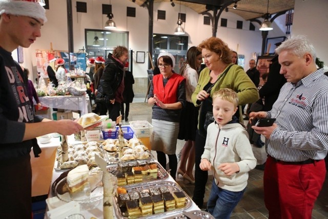 Gwiazdka nad Łasztownią 

7 grudnia już czwarty raz odbędzie się charytatywne wydarzenie dla całych rodzin „Gwiazdka nad Łasztownią” - w Starej Rzeźni moc atrakcji na gości będzie czekać przez cały dzień. 
Po raz kolejny Centrum Kultury Euroregionu Stara Rzeźnia, Stowarzyszenie Progressum oraz Fundacja Moja Łasztownia zapraszają na wydarzenie „Gwiazdka nad Łasztownią”.
Gwiazdka w Starej Rzeźni organizowana jest już czwarty raz, zawsze przychodzi mnóstwo ludzi, bo to taki idealny moment by rozbudzać w sobie magię świąt. Jeszcze nie jesteśmy w pędzie zakupów, a już budzi się w nas tęsknota by zasiąść do świątecznego stołu, zobaczyć bliskich czy zacząć świątecznie przyozdabiać swoje mieszkanie. 

Gwiazdka nad Łasztownią, 7 grudnia, Stara Rzeźnia, godz. 10.30, wstęp wolny.