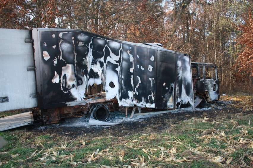 Spalony samochód dostawczy marki volvo