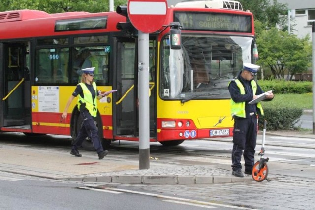 Wypadek na pl. Grunwaldzkim, 28.07.2015. Autobus potrącił młodą kobietę