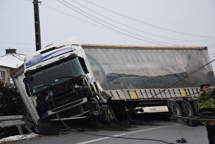 Wypadek na DK78 w Porębie [ZDJĘCIA]. Zderzyły się ciężarówki. Ranny policjant