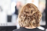 Marzysz o „burzy włosów” na głowie? Zobacz trik stylisty gwiazd, dzięki któremu zwiększysz objętość swojej fryzury w kilka sekund!