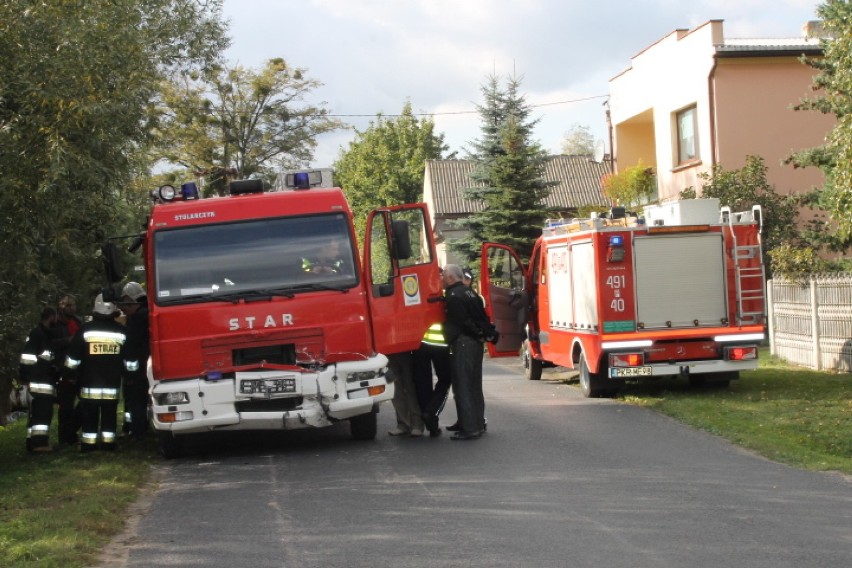 Wóz strażacki zderzył się z osobówką na drodze w Chachalni [ZDJĘCIA + FILM]