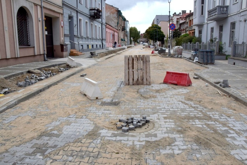 Remontowana ulica w centrum Kielc z nową jezdnią i chodnikami. Brakuje tylko zieleni. Zobacz zdjęcia 