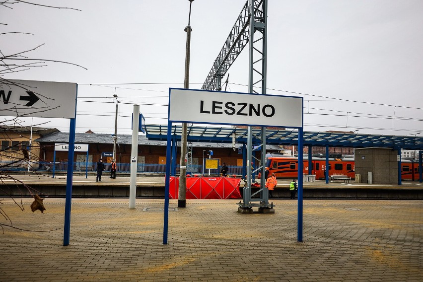 Wypadek na dworcu PKP w Lesznie. Pasażer wpadł pod pociąg, którym podróżował. 40 - latek jest w ciężkim stanie