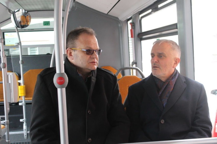 W Świebodzicach testowali nowy, złoty autobus (ZDJĘCIA)