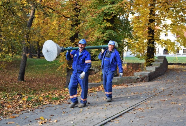 Oświetlenie alejek parku dzikowskiego w Tarnobrzegu instalują pracownicy Zakładu Wykonawstwa Elektrycznego i Teletechnicznego z Radomyśla nad Sanem