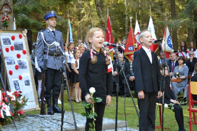 Wyjątkowe uroczystości z okazji rocznicy II wojny światowej odbyły się pod pomnikiem pamięci w kaliskim lesie, gdzie we wrześniu i październiku 1939 r. stracono 329 mieszkańców powiatu kartuskiego.