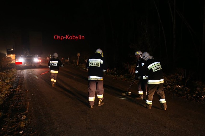 Strażacy w akcji: jechał drogą i gubił śmieci. Kierowca musiał posprzątać i zapłacić mandat  [ZDJĘCIA]