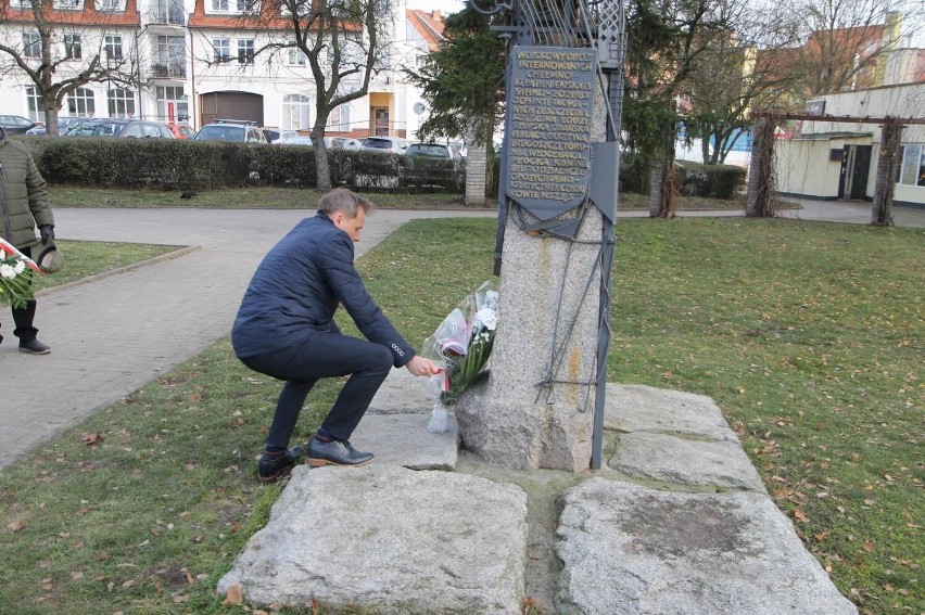 W Chełmnie  złożono kwiaty pod pomnikiem Wdzięczności i...