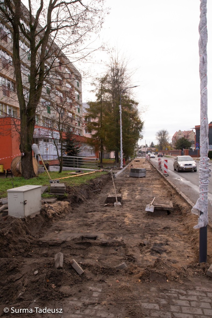 Ul. Staszica. Powstaje nowa ścieżka rowerowa, chodnik i oświetlenie przejść. ZDJĘCIA krok po kroku