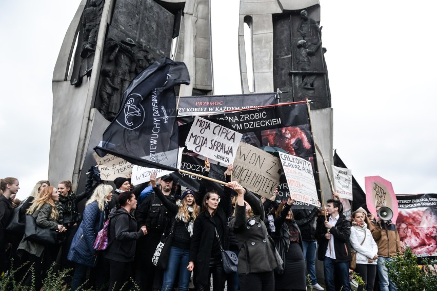 Czarny protest na placu Solidarności w Gdańsku