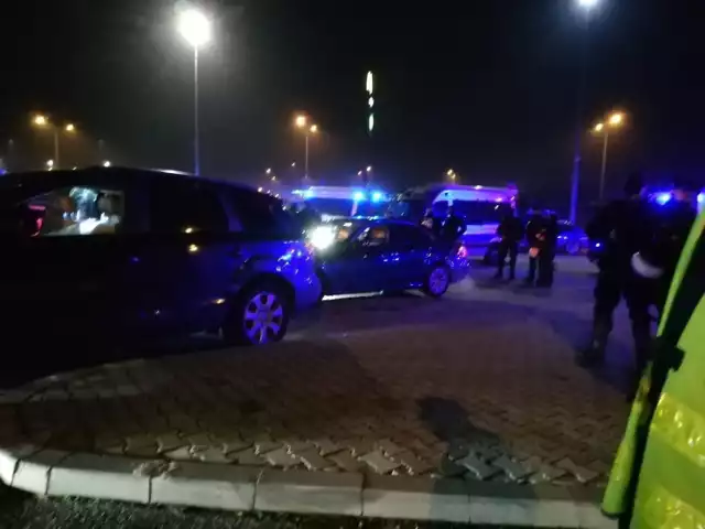 Policjanci interweniowali na zablokowanej autostradzie A2 w powiecie łowickim. Została ona zablokowana przez kilkadziesiąt pojazdów, których kierowcy i pasażerowie w ten sposób chcieli nagłośnić przyczyny konfliktu zbrojnego między Armenią a Azerbejdżanem o Górski Karabach (oficjalnie jest to część Azerbejdżanu, ale funkcjonuje jako niepodległe państwo zdominowane przez Ormian). Policja wylegitymowała 71 osób, w przypadku których skierowane zostaną wnioski do sądu o ukaranie za popełnione wykroczenia.

Czytaj dalej na kolejnym slajdzie: kliknij strzałkę „w prawo", lub skorzystaj z niej na klawiaturze komputera.