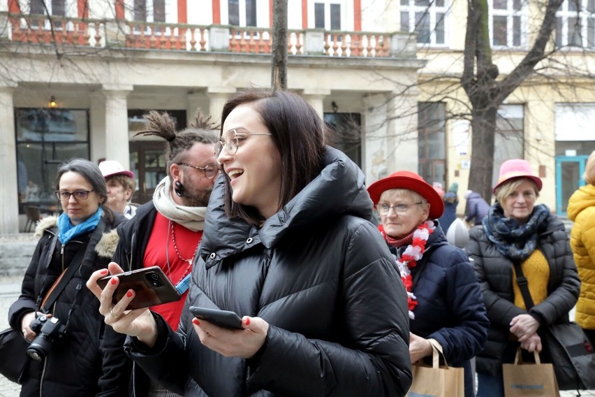 Legnica: Seniorzy radośnie Przywitali Wiosnę z kwiatowym podarunkiem, zobaczcie zdjęcia