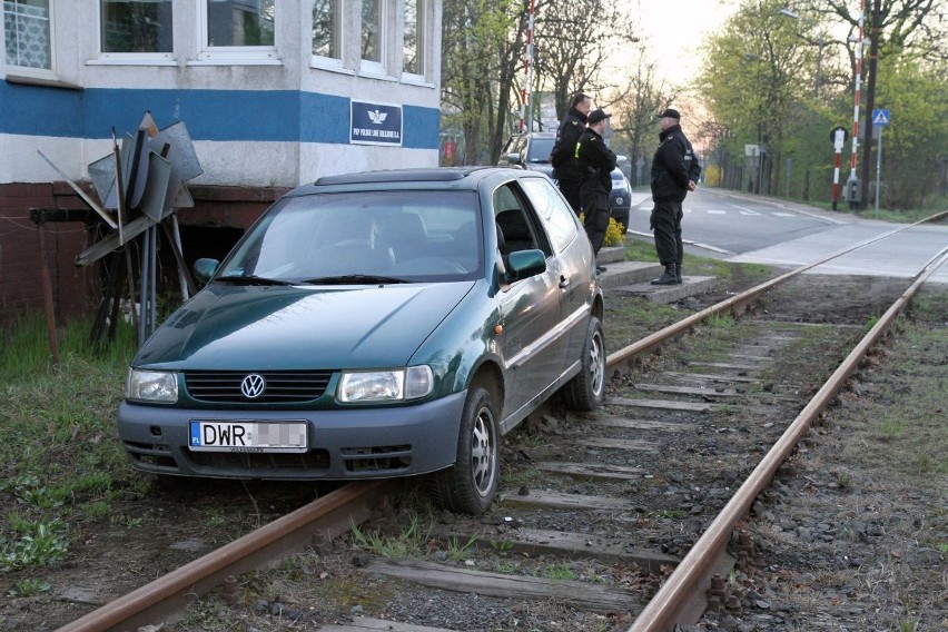 Wrocław: Pijany jechał samochodem po torach kolejowych (ZDJĘCIA)
