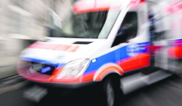 Wypadek na DW 783 w Rabsztynie, na odcinku Olkusz-Wolbrom. Trzy ranne osoby trafiły do szpitala.