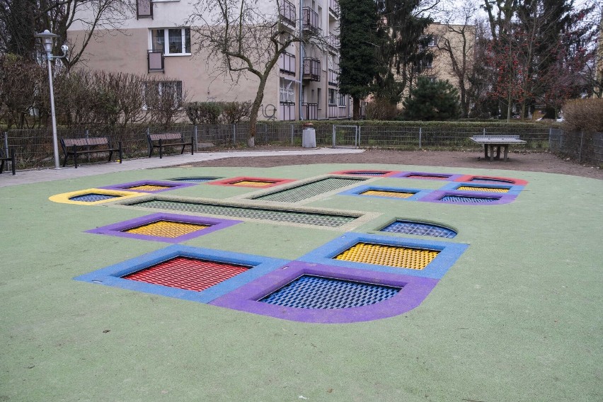 Nowy park trampolin w Warszawie otwarty. Kilkanaście urządzeń do skakania stanęło przy wolskim placu zabaw. Są też dodatkowe atrakcje