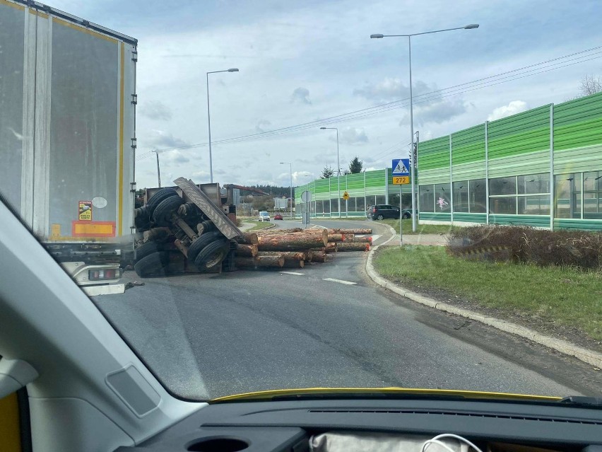 Na rondzie w Dolnej Grupie przewróciła się naczepa,...