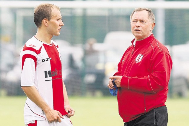 Trener Andrzej Pyrdoł (z prawej) w rozmowie z Bartoszem Romańczukiem.