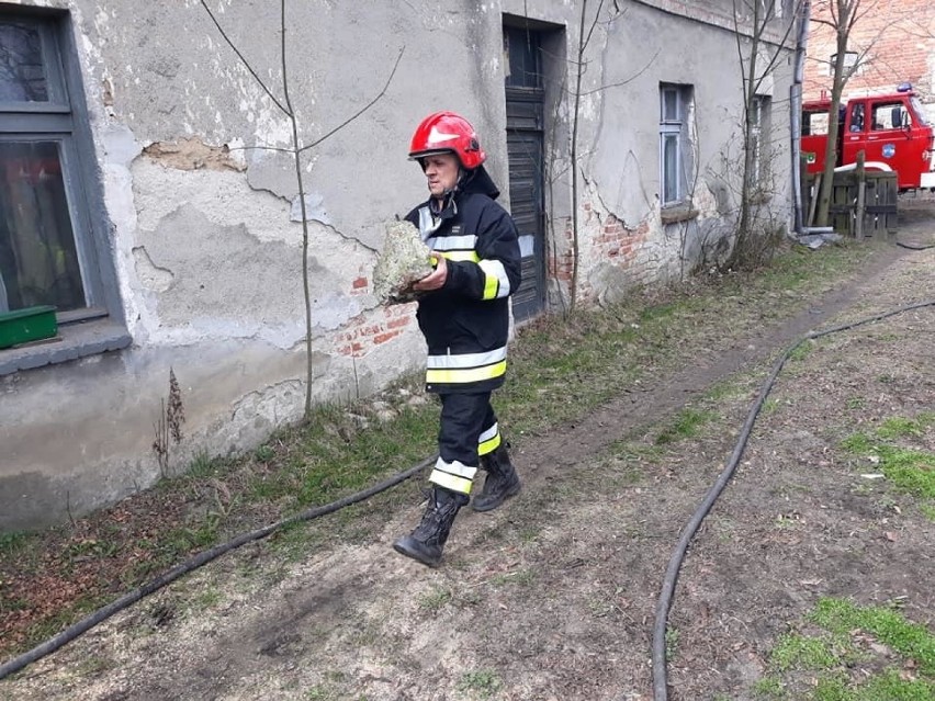 Strażacy OSP (dwa zastępy) ugasili pożaru budynku...