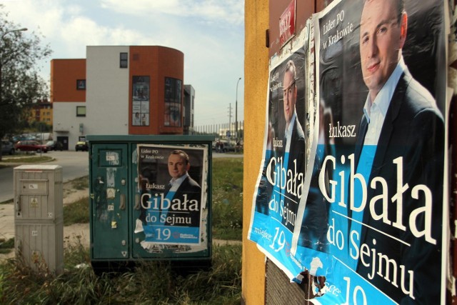 Na plakatach Gibała to "lider PO w Krakowie" lub kandydat na "posła ziemi krakowskiej"