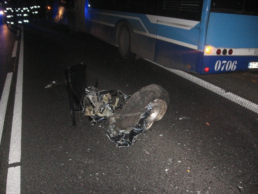KRÓTKO: W Nakle Śląskim skoda zderzyła się z autobusem. Zginął kierowca osobówki