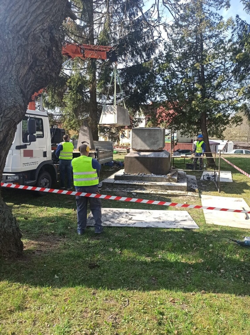 I po pomniku. Z Białego Boru zniknął obelisk Armii Czerwonej [zdjęcia]