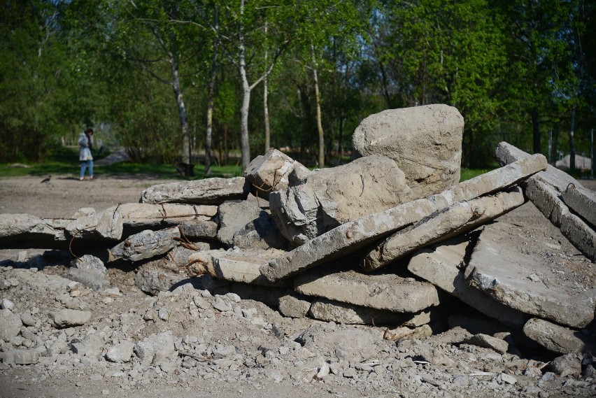 Zostawili stertę gruzu w jednym z warszawskich parków. To land art rzeźba i lapidarium. Zwieńczenie kontrowersyjnego remontu