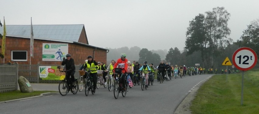 Profilaktyczny rajd rowerowy na powitanie jesieni w Opatówku. ZDJĘCIA