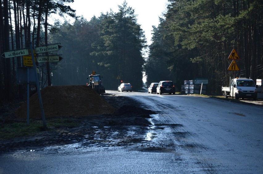 Trwa przebudowa drogi z Tomaszowa nad Zalew Sulejowski. Pierwsze odcinki ścieżki rowerowej już są [ZDJĘCIA]