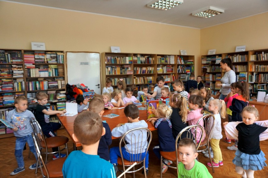 Dzieci z Przedszkola Publicznego „SMERFY" w Nowej Wsi poznawały tajniki funkcjonowania gminnej biblioteki